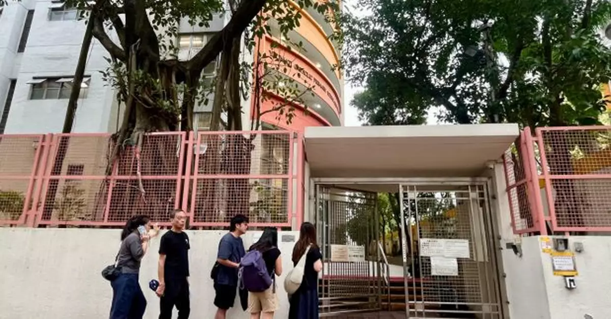 小一派位結果今公布　有家長早上7時半已在校外排隊叩門