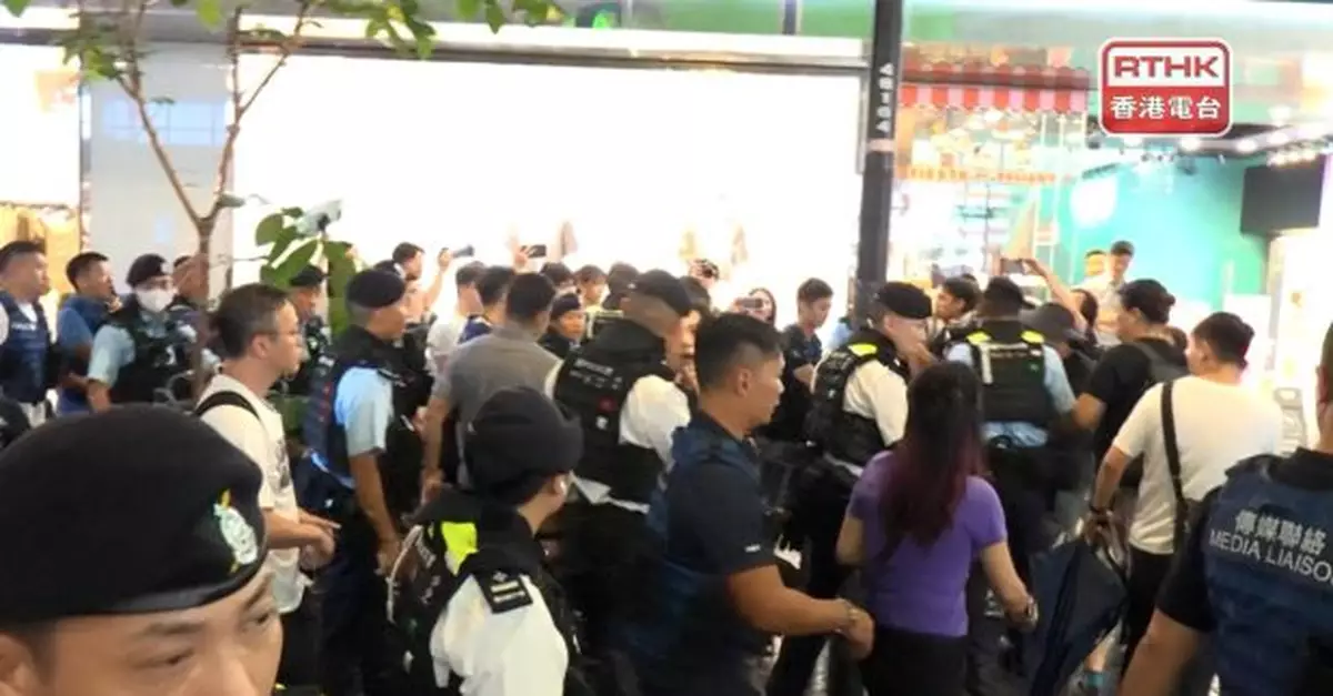 警方於銅鑼灣及維園一帶加強巡邏　有人被帶上警車亦有途人被截查