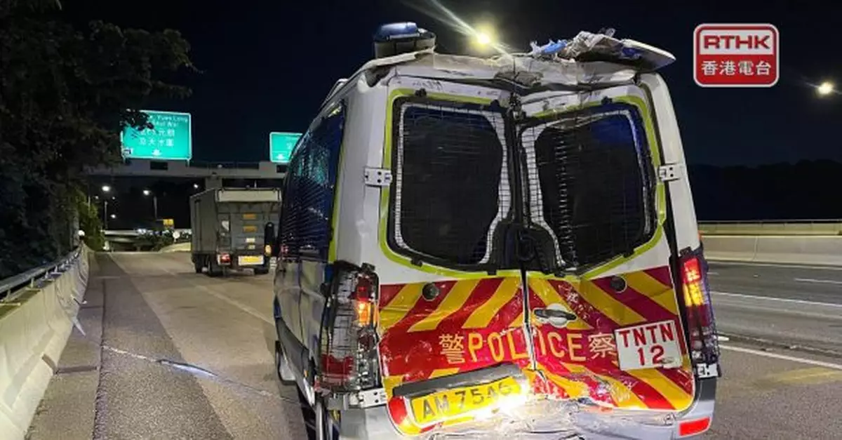 港深西部公路車禍警車車尾及城巴車頭撞毀　城巴稱配合警方調查