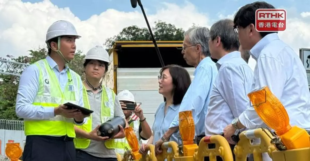 甯漢豪到粉嶺皇后山邨一帶視察供水系統