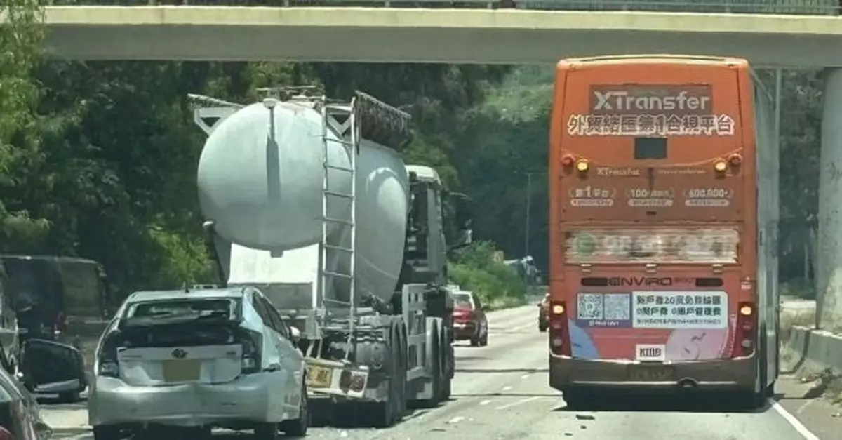 新田公路泥頭車及貨車私家車相撞　3人受傷送院