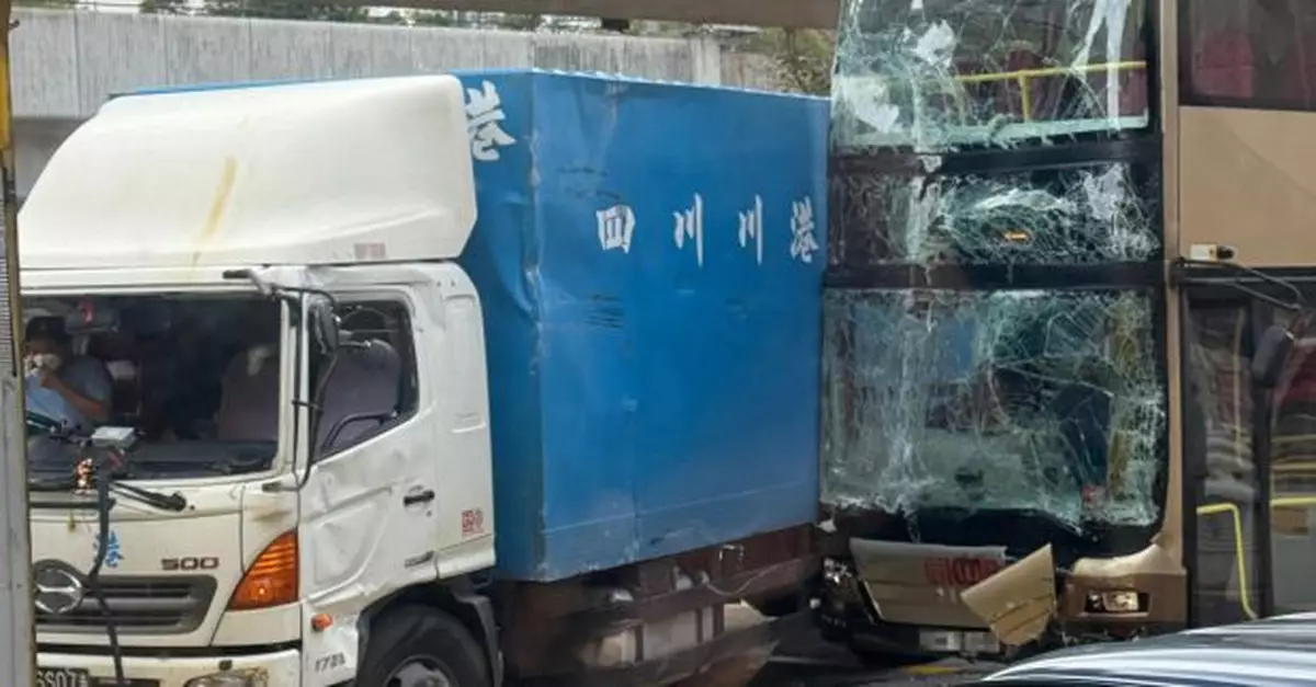 葵涌道貨車撞58M線九巴　9人受傷送院