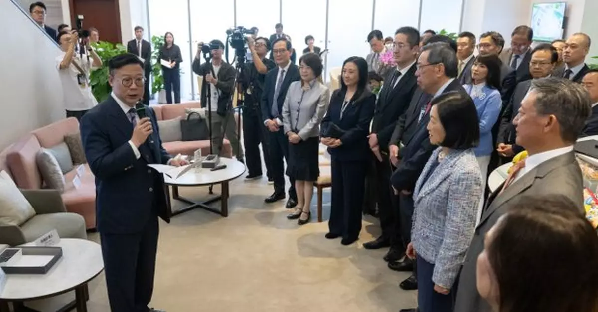 張國鈞帶領多名官員出席立法會舉行前廳交流會