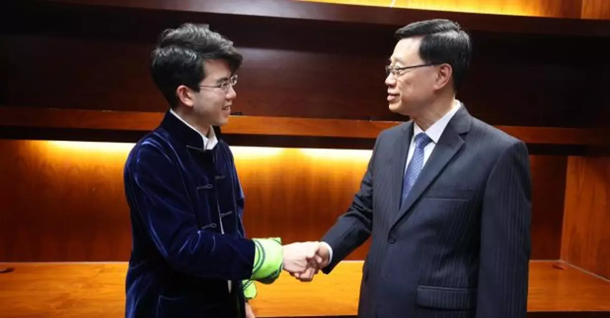 李家超稱沈靖韜以精湛琴技撼動慶回歸晚會　冀對方多在港演出