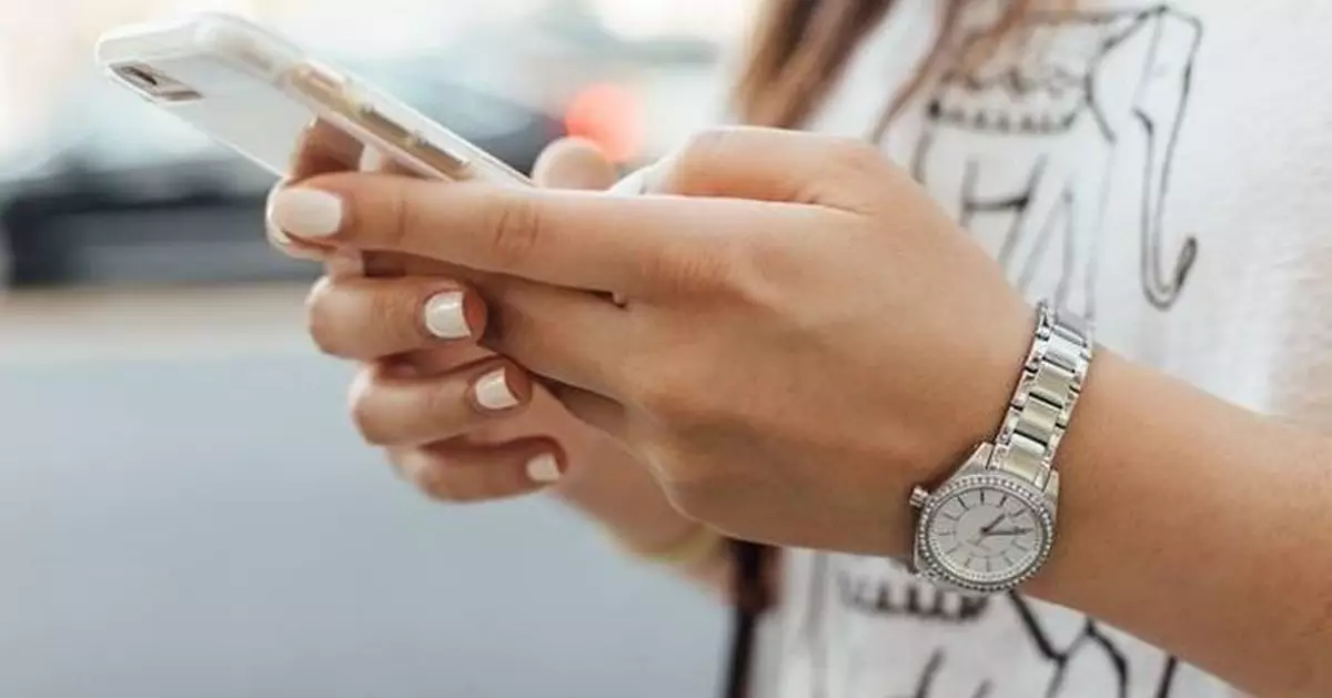 法研究警告：沉迷手機令後生仔「腦力下跌」 恐讓GDP蒸發3%