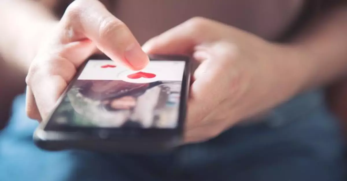 寫信結識美國囚犯 挪威女墮情網飛美探監 首次見面即答允對方求婚