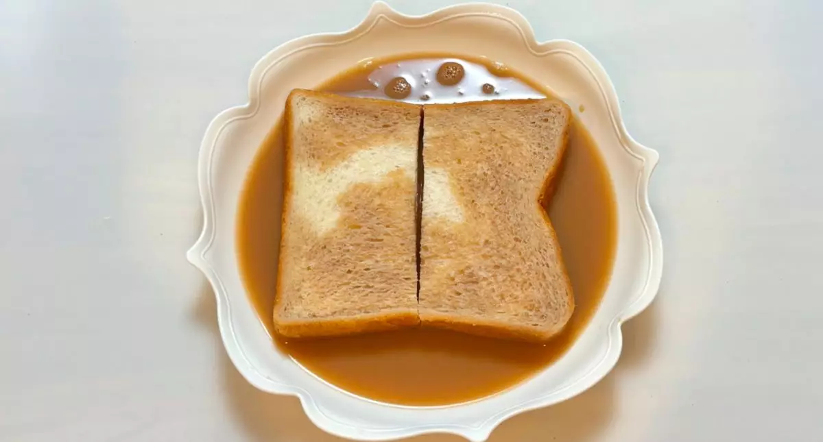 日本主廚用奶茶代替傳統牛奶製法式多士,成品意外美味。X平台圖片