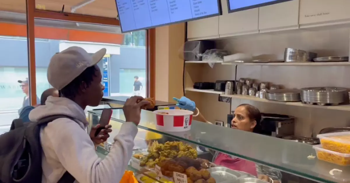 非裔英男自帶炸雞桶入素食餐廳大快朵頤遭趕離場 荒唐行徑惹爭議