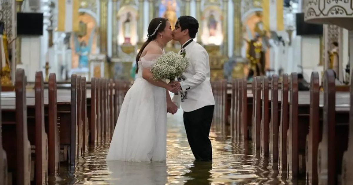 教堂因暴雨積水齊膝 菲律賓新人堅持「水中完婚」 賓客涉水入場見證