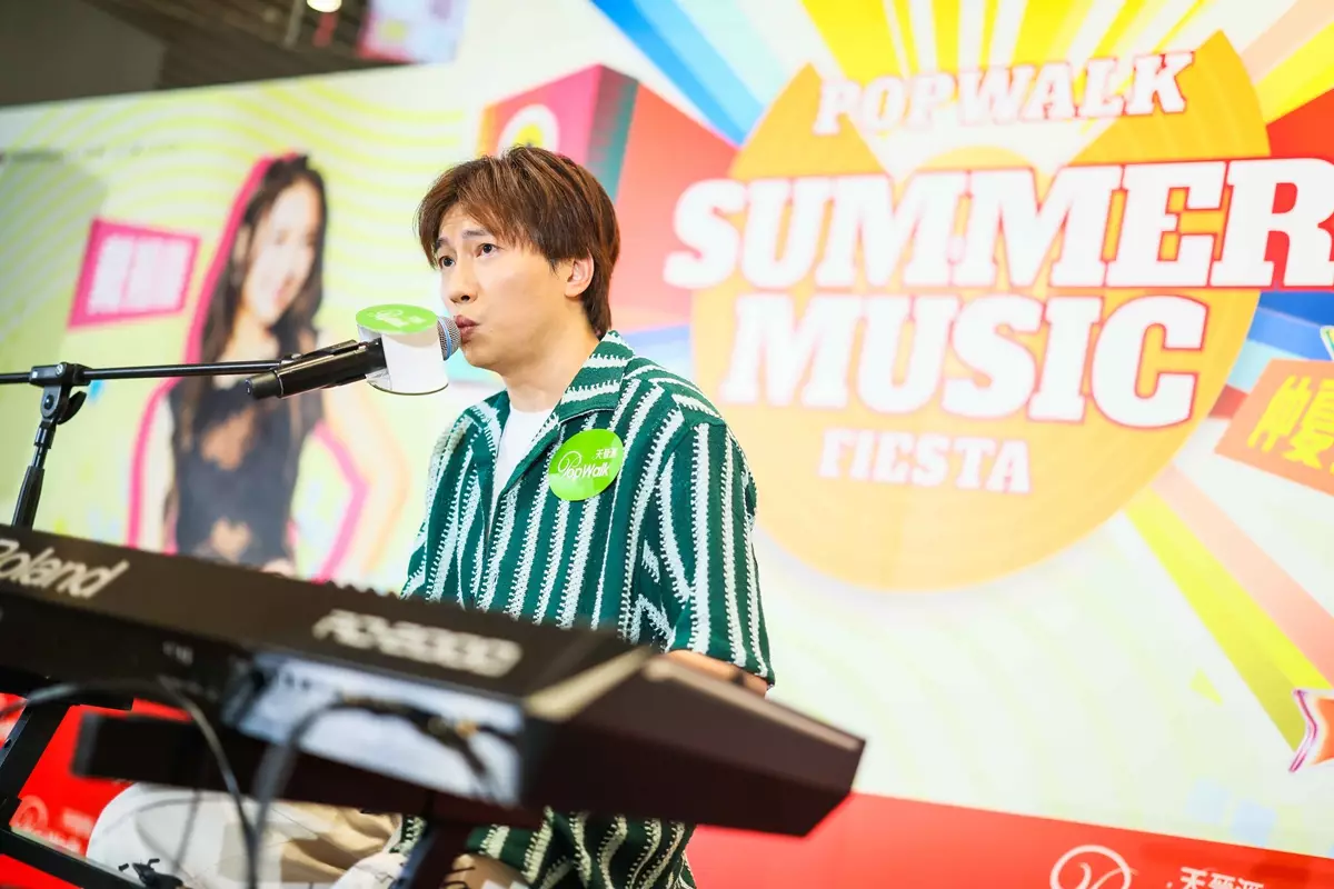 羅力威全程自彈自唱多首首本名曲。