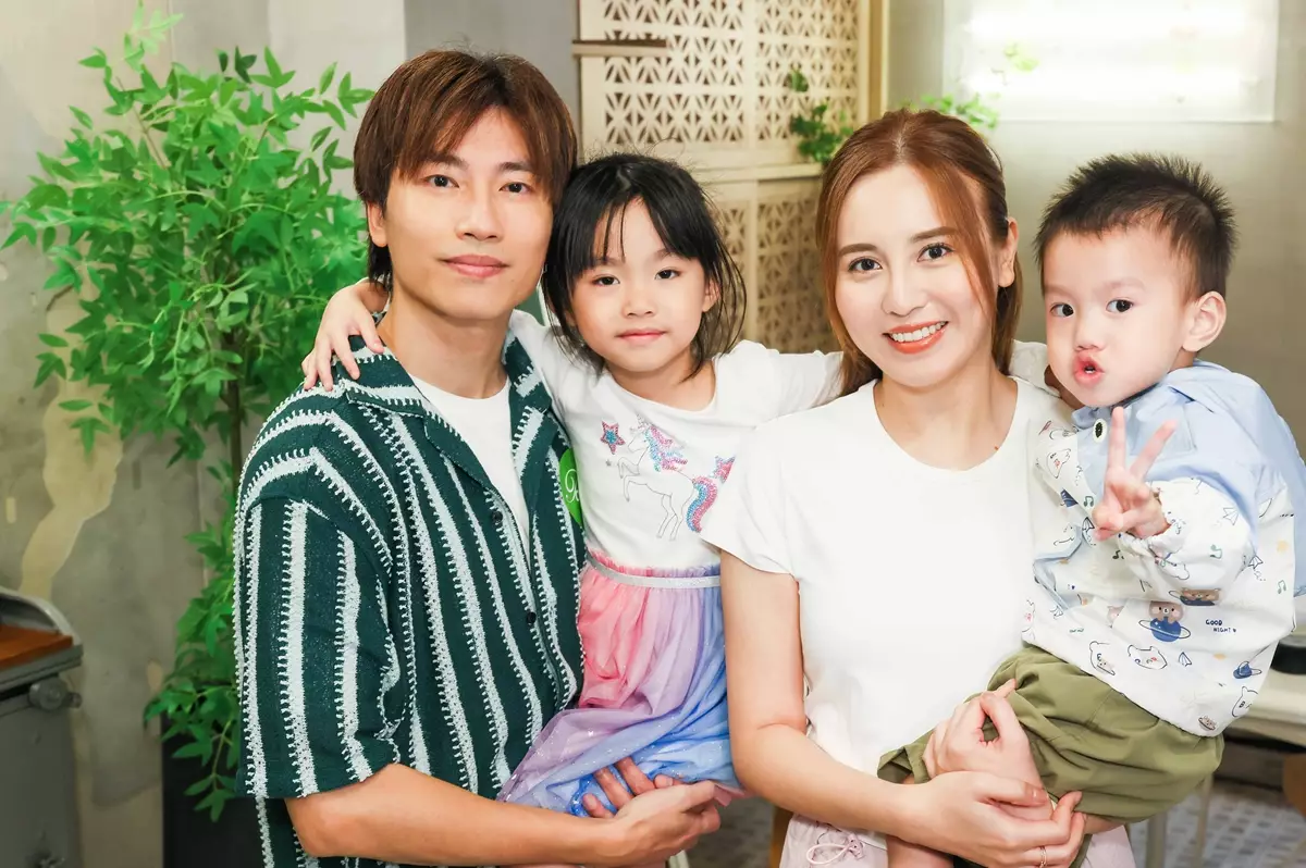 愛妻雨僑攜同一對可愛子女撐場。