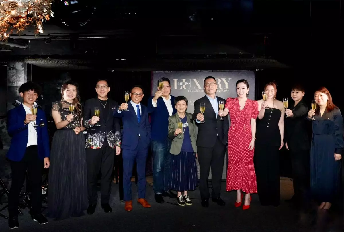 馬浚偉率領黃洛妍、高晨維、Saophone Yeh與新城管理層及嘉賓們進行祝酒儀式。