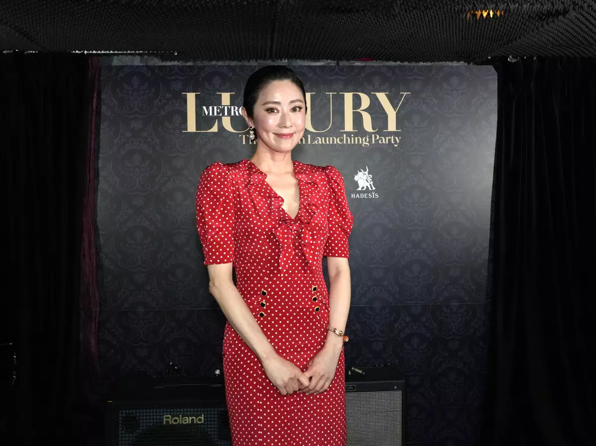 商界名人才女張玉珊罕有露面撐場,以一身華麗盛裝打扮現身。