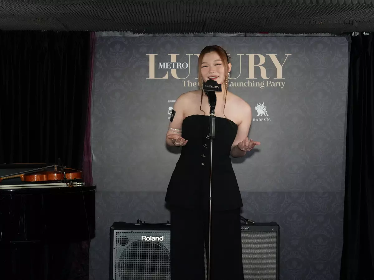 黃洛妍演唱。