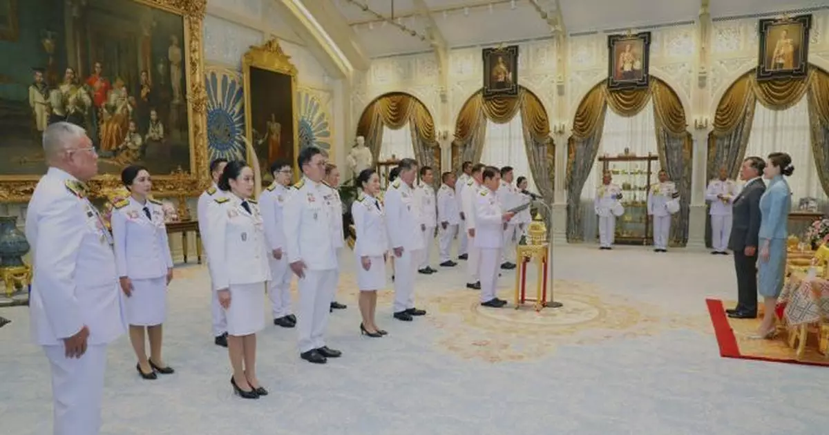 泰國代總理率新內閣宣誓就職 佩通坦兼任文化部長