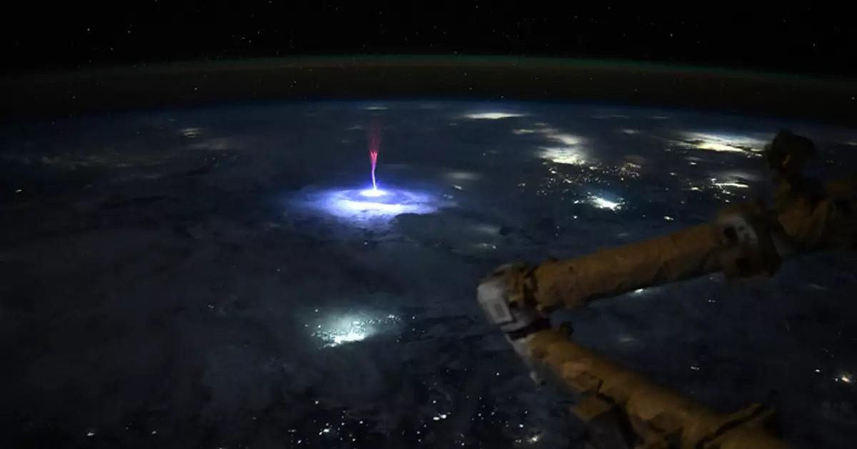 加州上空雷電交加 NASA太空人拍下雲層噴湧巨大紅色「水母精靈」