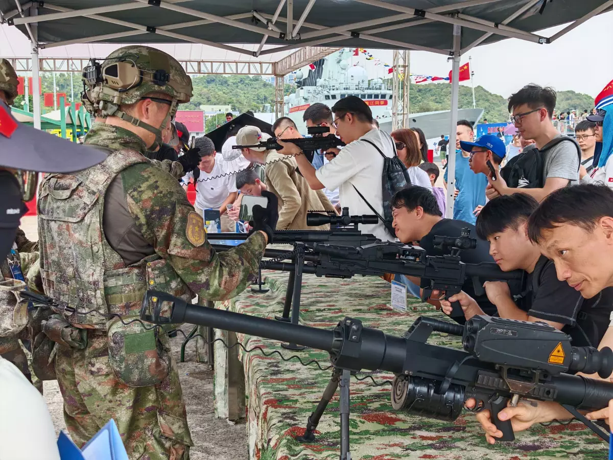除了可以上艦參觀,市民還可以在軍營內體驗一下解放軍的武器。讀者提供圖片