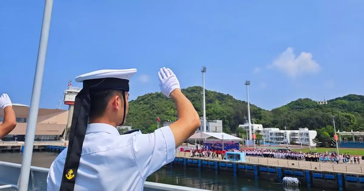 山東艦訪港｜艦艇在特區政府直升機和船隊護航下駛出香港水域