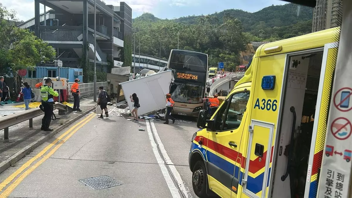 車上10名乘客,包括9女1男,連同巴士司機及貨車司機受輕傷,被送往聯合醫院治理。FB圖片