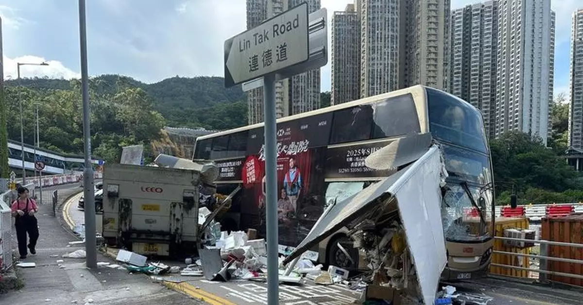 藍田連德道九巴與貨車相撞 12人受輕傷
