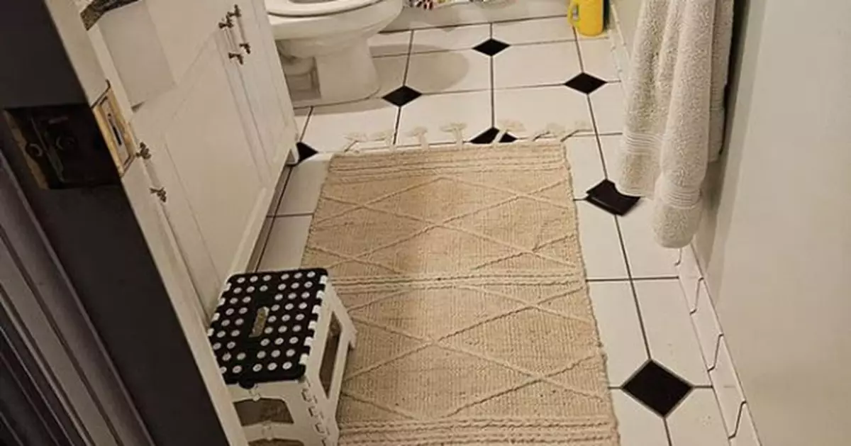 銀包跌浴室瓷磚中隱形竟變「視錯覺神圖」考起眼力 失主2日才尋得