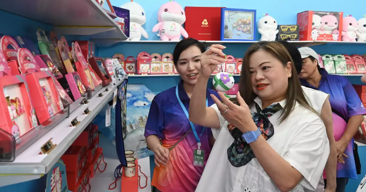 羅淑佩到特許零售店購買全運會香港賽區商品