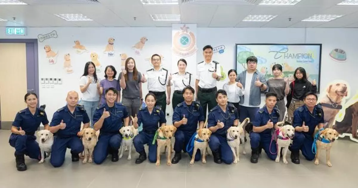 海關搜查犬BB命名大賽頒獎禮 得獎市民開心與半歲大幼犬見面