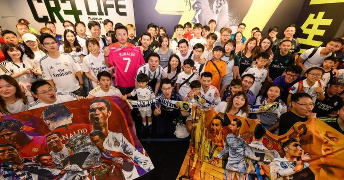 近百球迷齊穿7號球衣訪C朗博物館　2.38米倒掛雕像最震憾