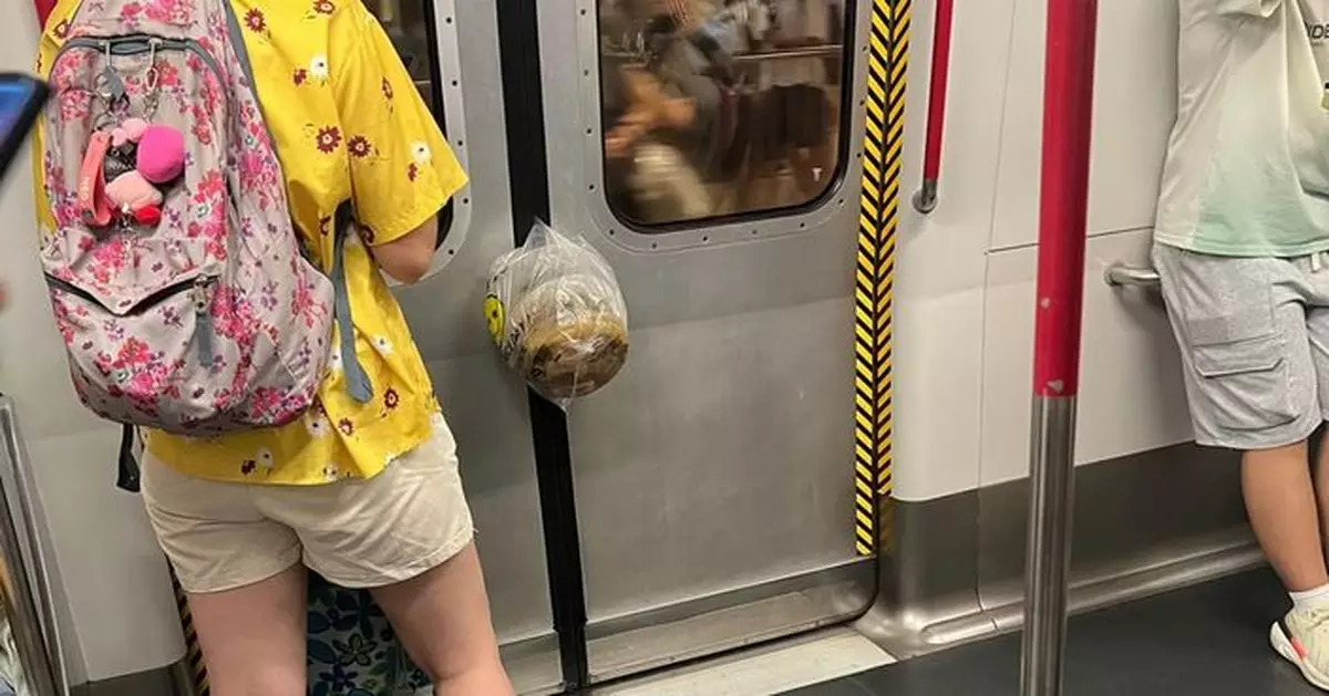 大媽衝港鐵車門外賣被夾吊半空 網笑:唔知呢個運費幾多?