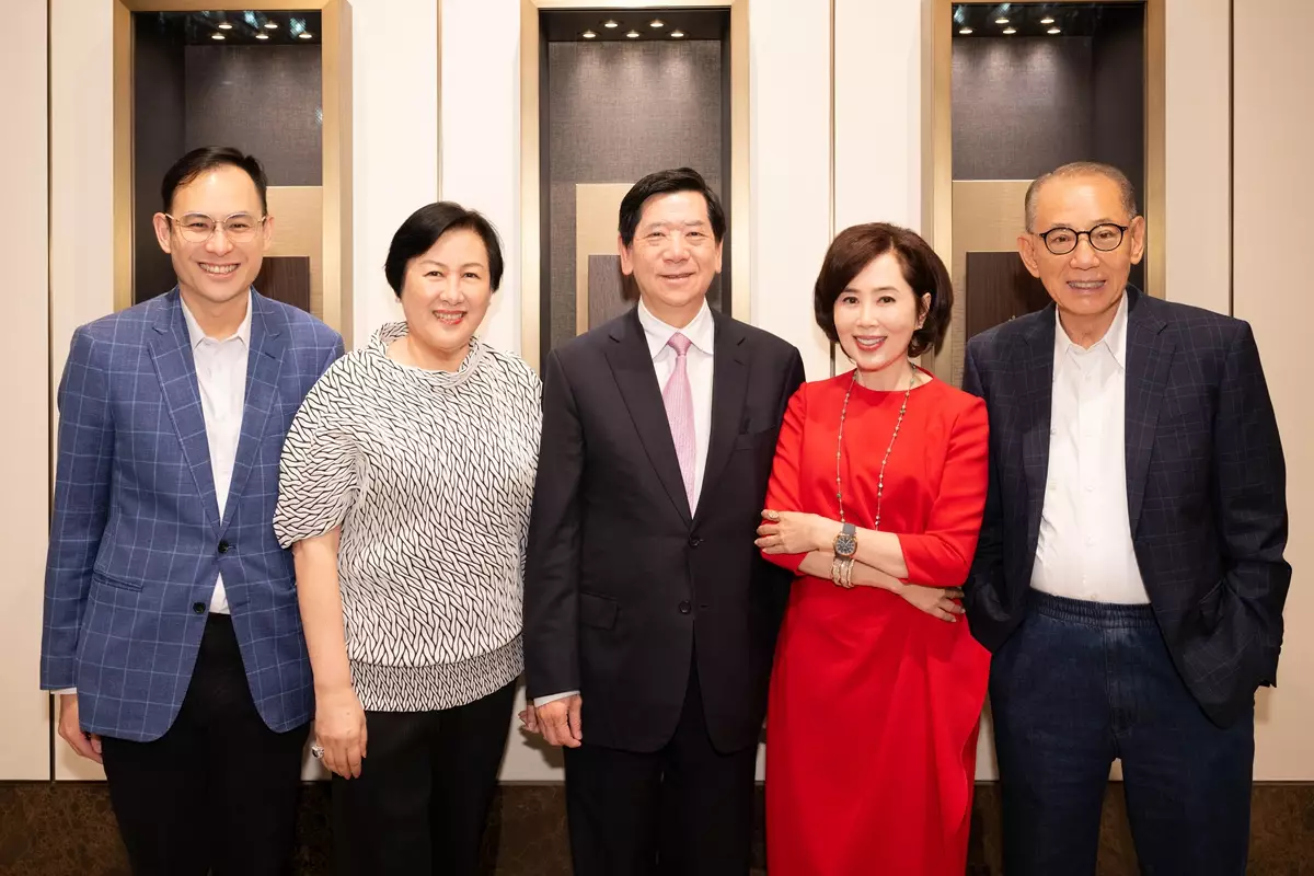 英皇集团主席杨受成博士（右一）与夫人陆小曼女士（左二）、英皇集团副主席杨政龙先生（左一）及英皇钟表珠宝主席杨诺思女士（右二），与友邦保险（国际）有限公司区域执行总监及荣誉顾问容永祺先生（中）一同合照 。