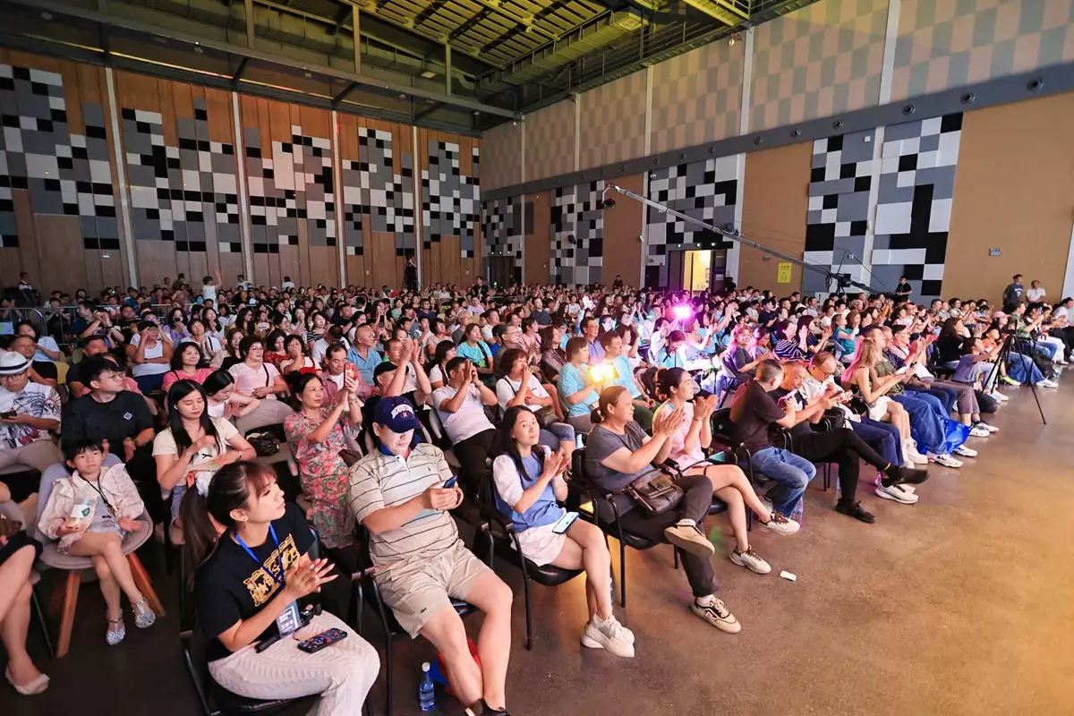 吸引逾700名當地歌迷到場支持。