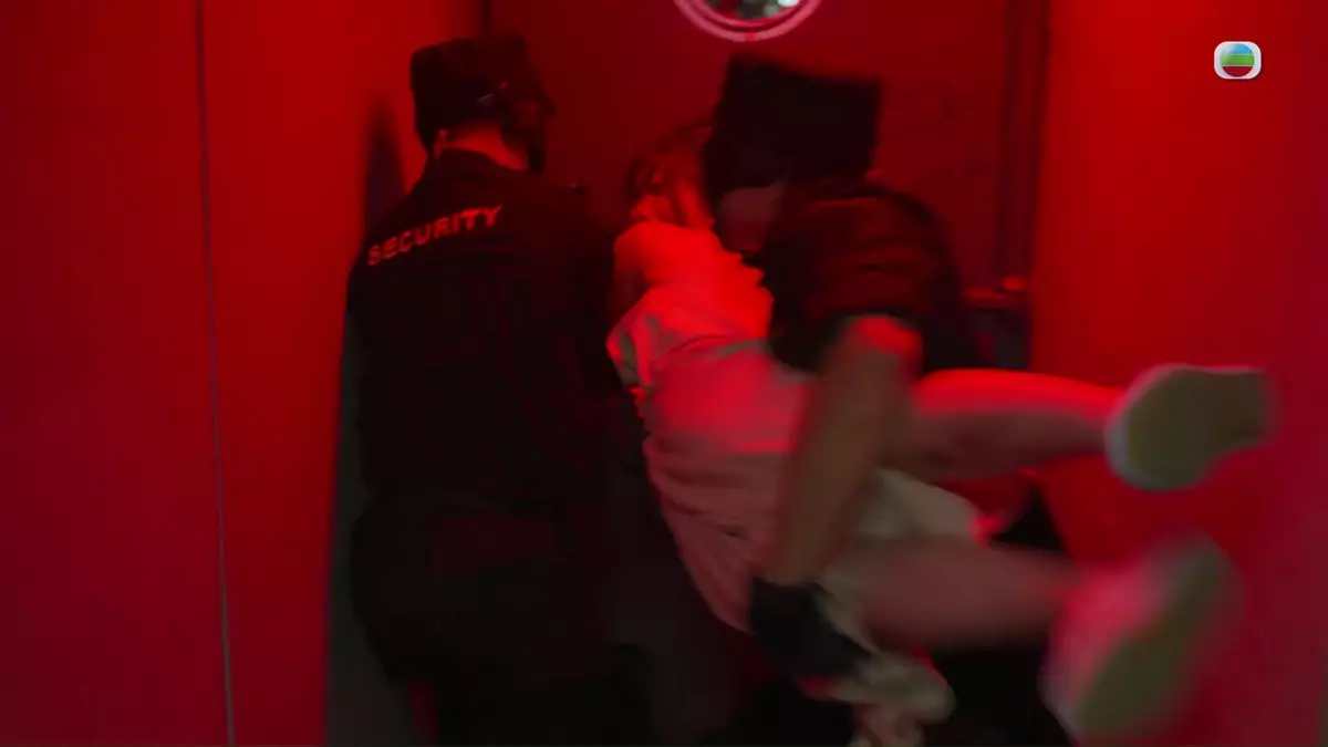 呢場兩男虐殺蔡佩汶嘅場口拍得好緊張好真實,Amber嘅到位反應亦增加咗場口嘅感染力。