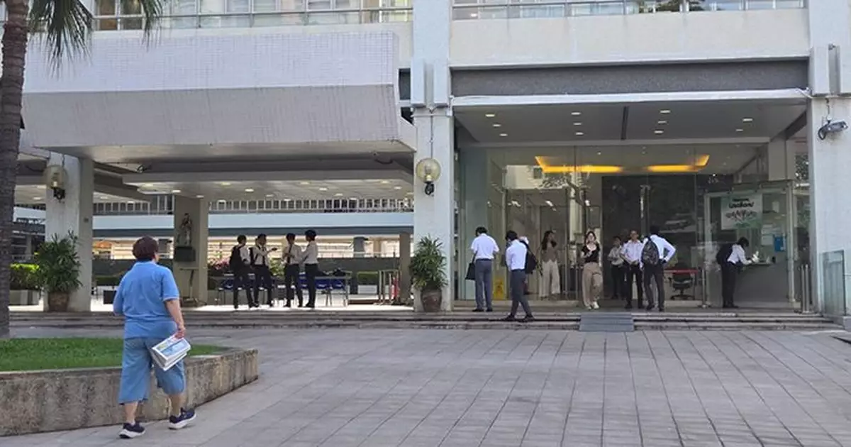 DSE放榜｜考生陸續回校取成績單　學校設升學輔導專區社工在場輔導