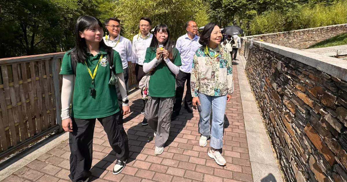 麥美娟到四川 參觀大熊貓國家公園臥龍自然博物館等