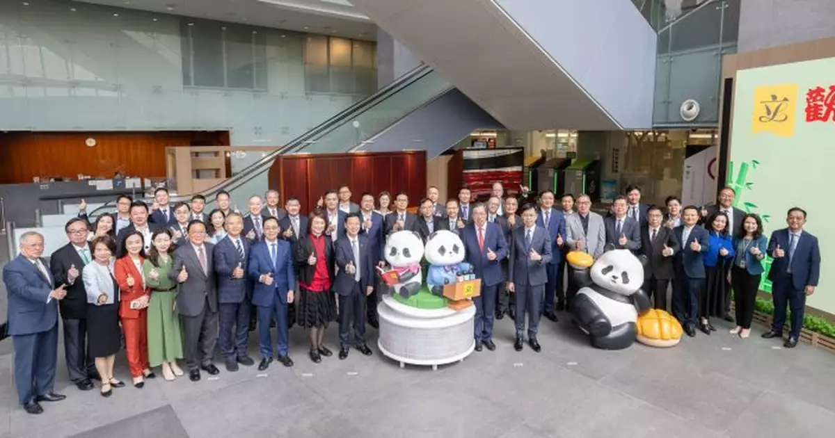 含立會元素大熊貓雕塑即日起立法會大樓地下長期展出