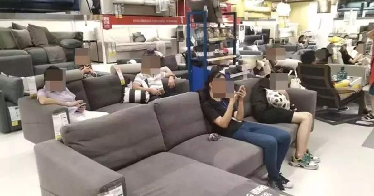 IKEA突現「梳化專員」 見人坐低5分鐘即趕遭批「肉酸」 網撐：一早應咁做！