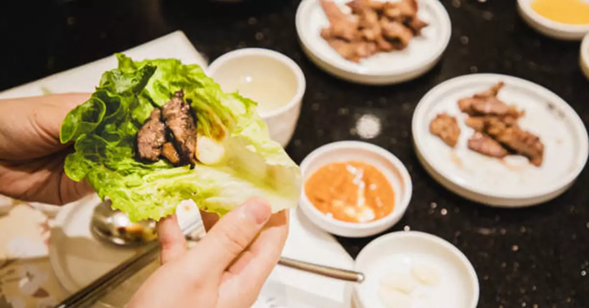 疑愛食生菜包肉惹禍 內地女劇烈腹痛睇急診醫生取出20cm活蟲