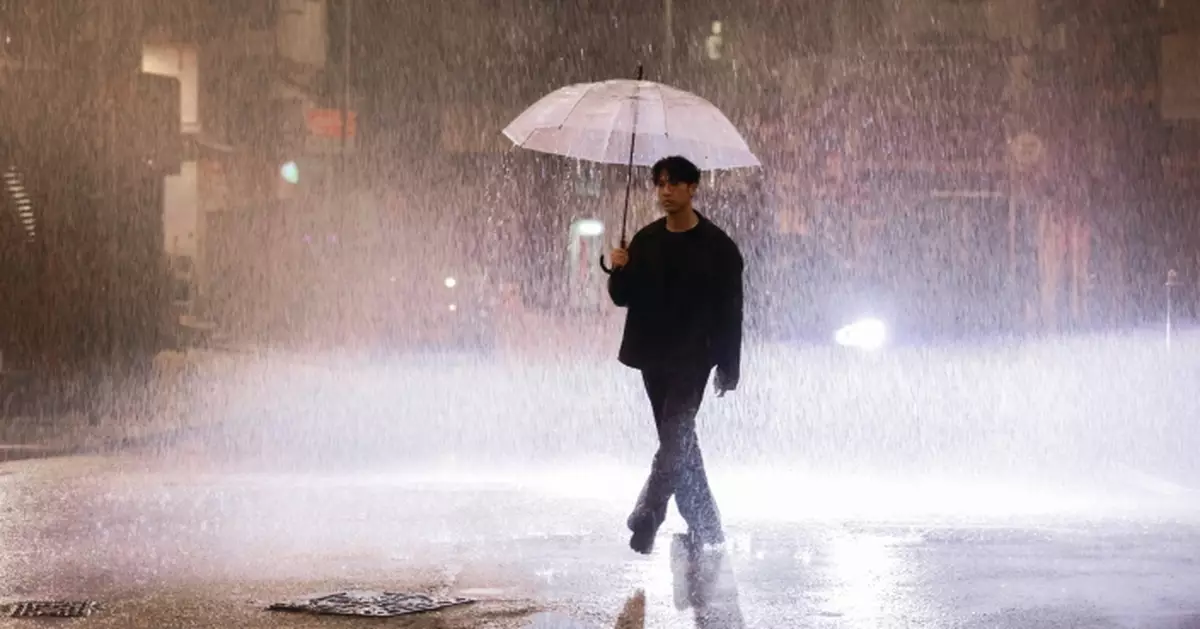 Jay Fung喚雨試傷感情歌同款淋雨場景 馮允謙《Close to the Edge》MV水車一滴不留