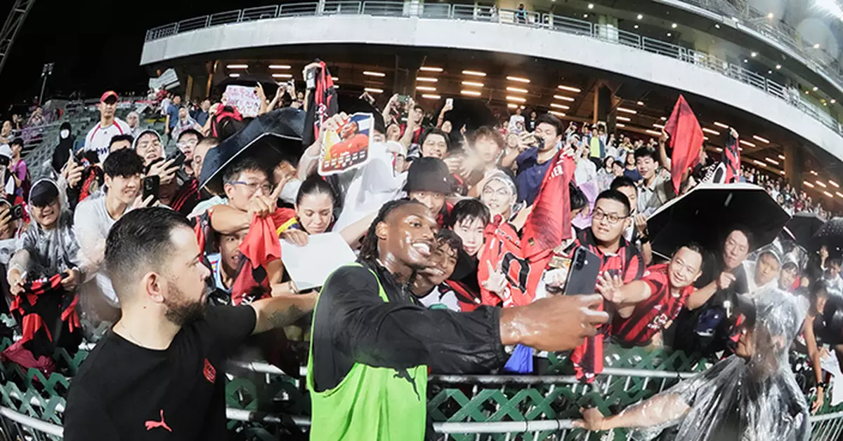 大雨未能澆熄球迷熱情 AC米蘭落力為球迷獻技