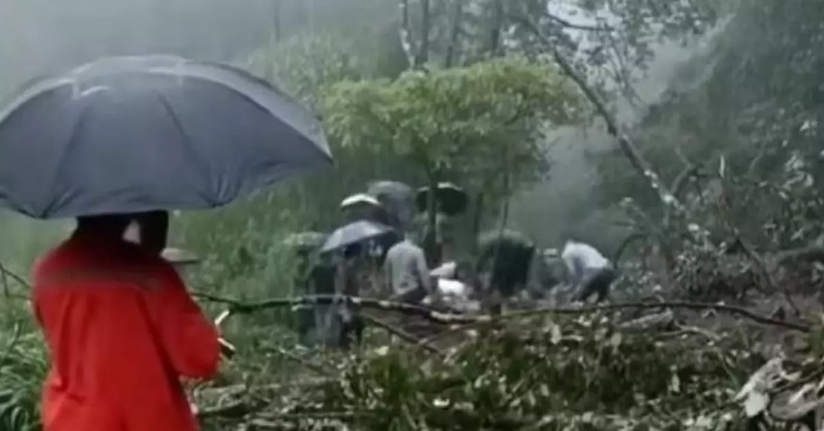 雲南普洱市山泥傾瀉一車被埋 車上5人據報均遇難　