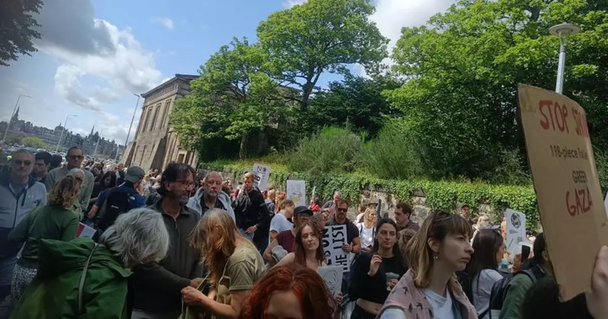 特朗普蘇格蘭行程第二日打高球 大批示威者愛丁堡美領事館外抗議