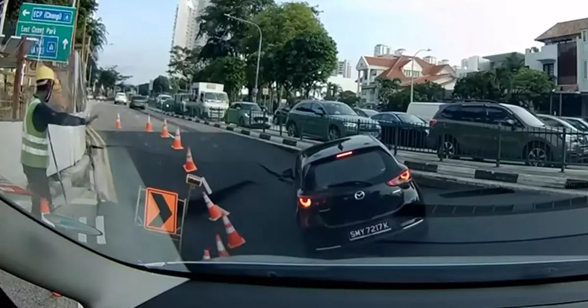 新加坡女司機駕車路面突塌陷 5秒連人帶車墮巨大坑洞 驚險畫面曝光