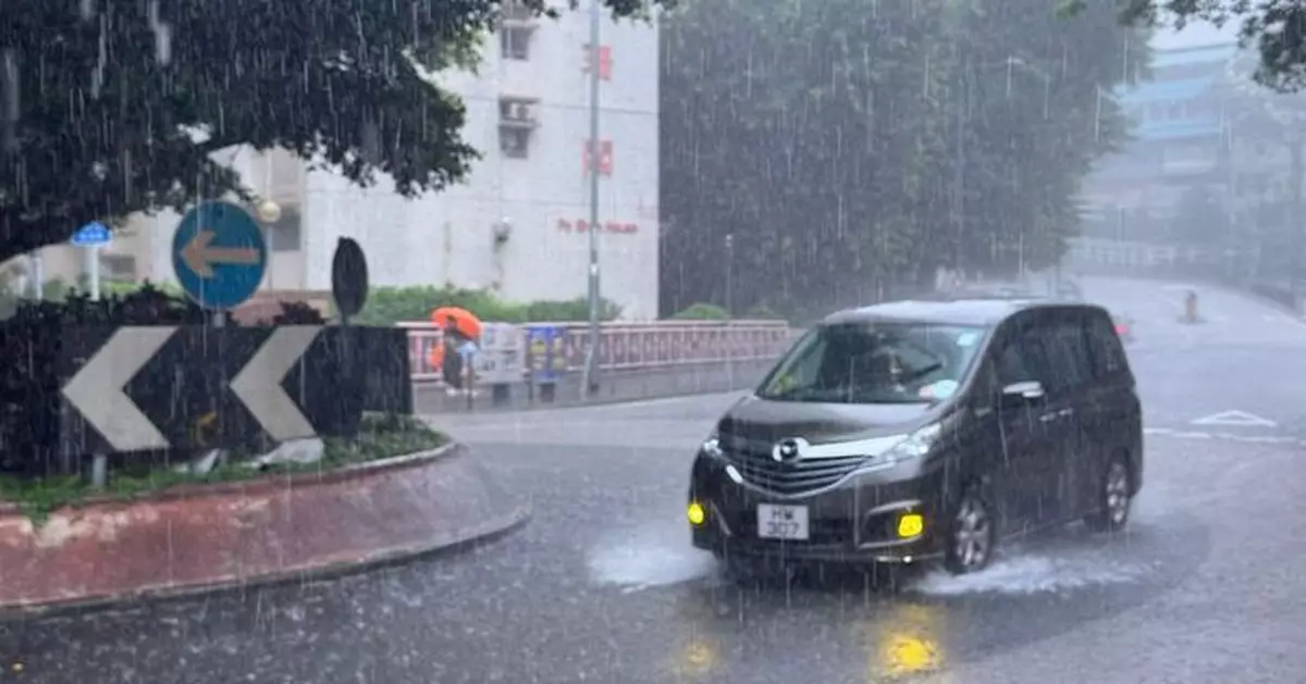 天氣 | 天文台：黑色暴雨至少維持至早上11時   學校停課港鐵部份入口關閉