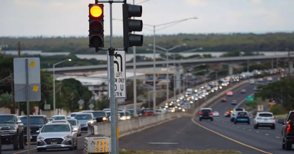 美國預警中心料1.7米海浪衝擊夏威夷 居民撤到內陸多處交通擠塞