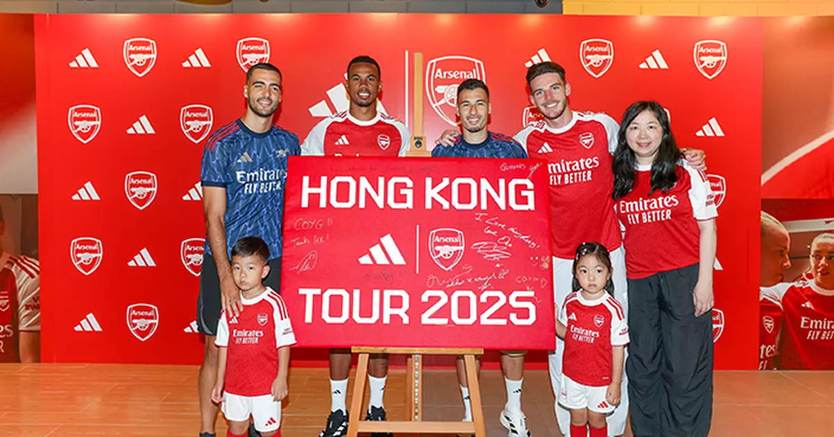 阿仙奴球星尖沙咀見面會與球迷互動親民表現引歡呼