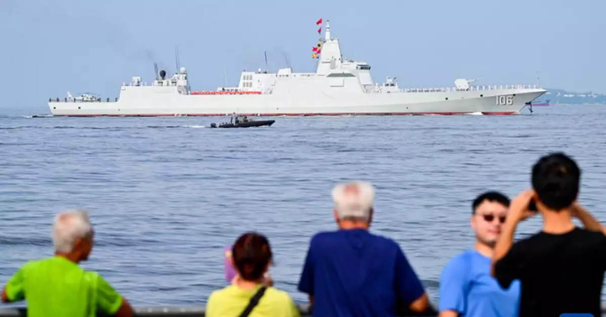 山東艦訪港｜市民爭睹山東艦航母風采 稱香港的榮耀感覺震撼