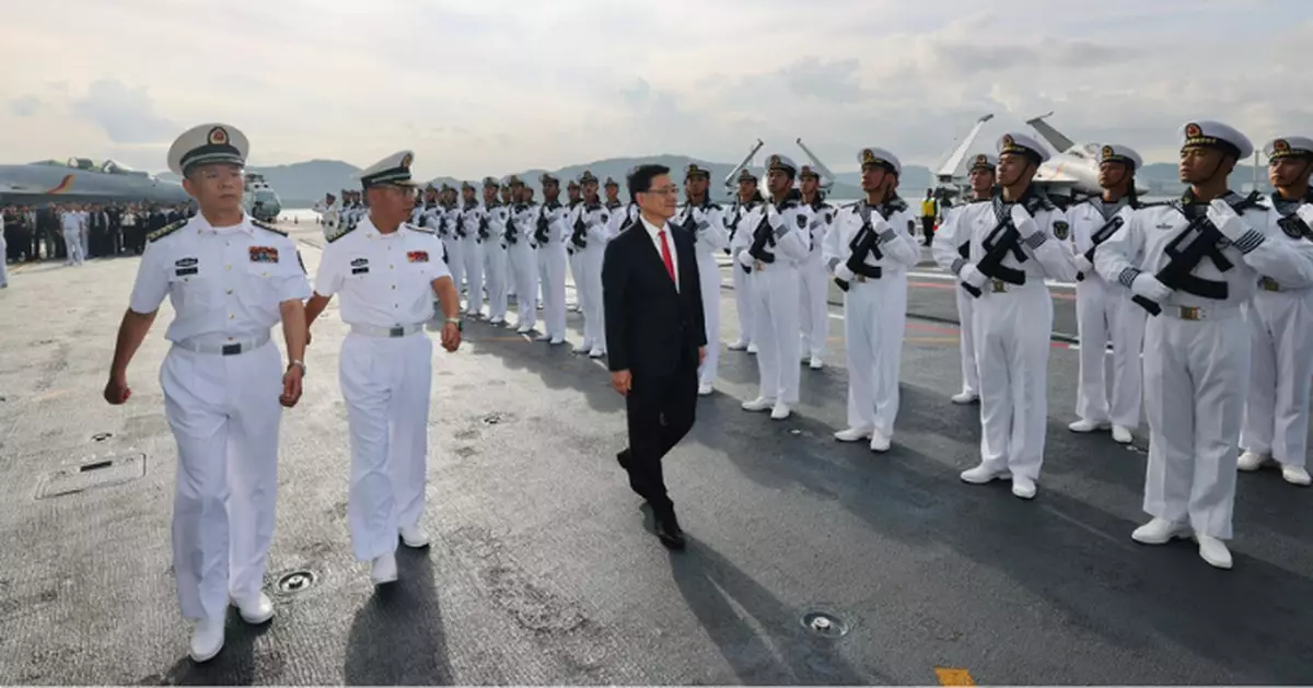 山東艦訪港｜出席航母甲板招待會 李家超﹕親身體驗國家現代化軍艇宏偉與先進