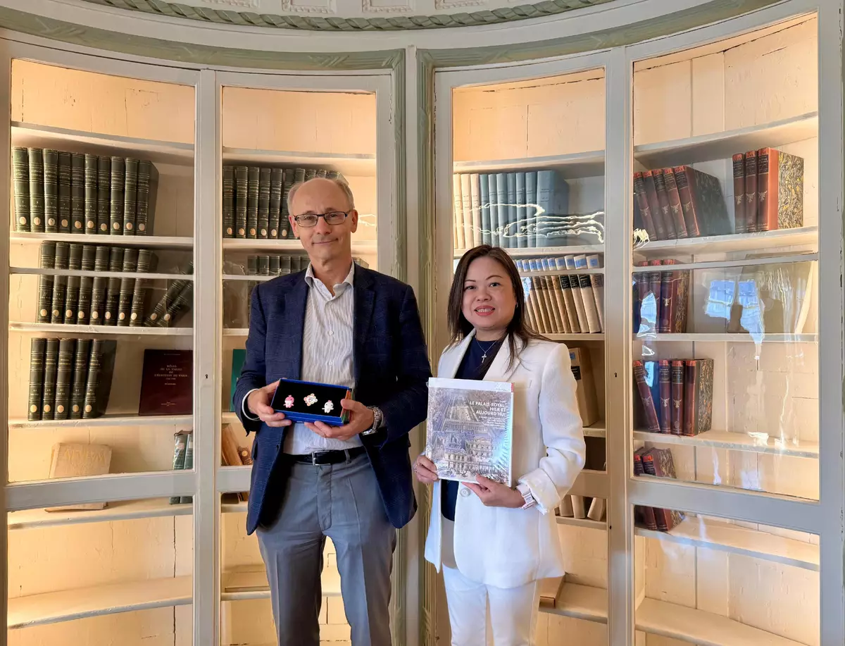 羅淑佩(右)與法國文化部秘書長Luc Allaire(左)會面後交換禮物。 政府新聞處圖片