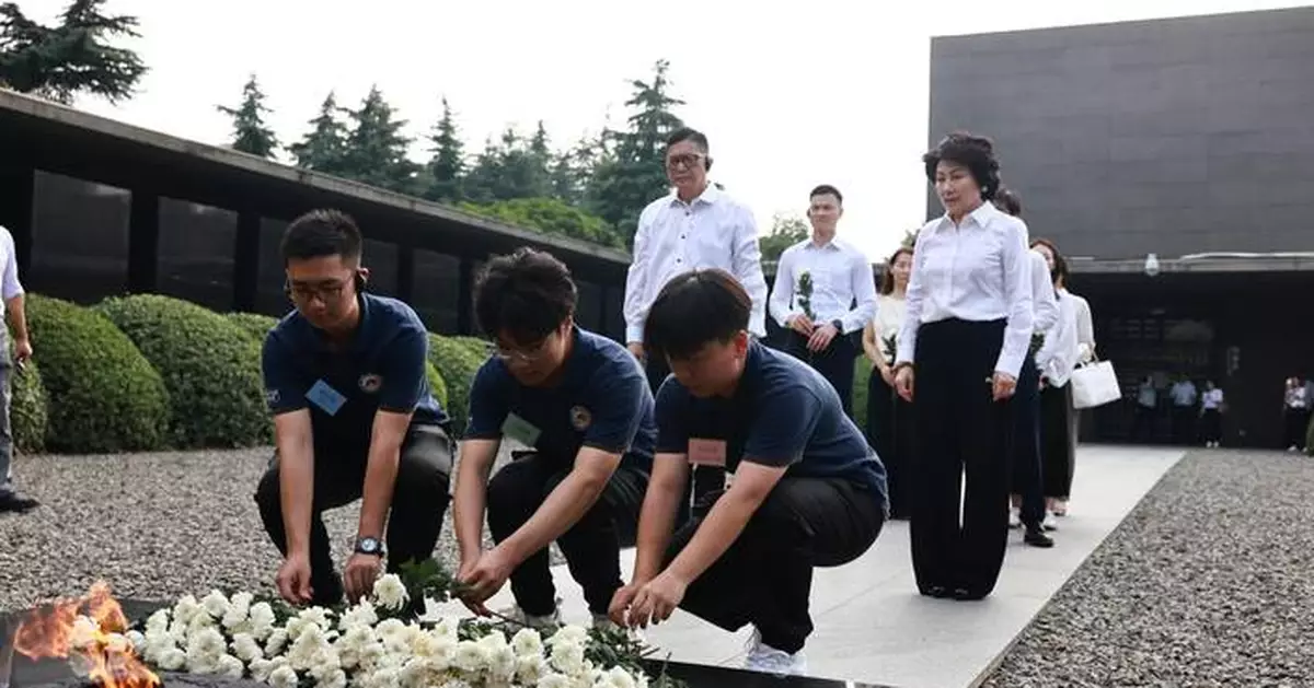 鄧炳強率研學團考察江蘇 到侵華日軍南京大屠殺遇難同胞紀念館祭拜
