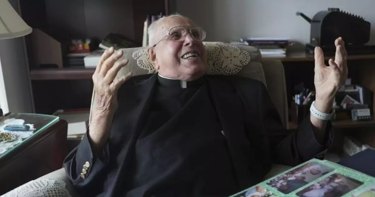 美國百歲神父退而不休 每天主持彌撒、聽歌劇 足跡遍百國